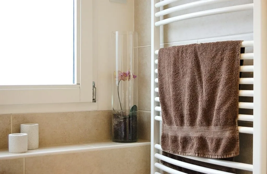 Toalla sobre un toallero en un baño contemporáneo. Foto: Michiel van Kaam / Unsplash.